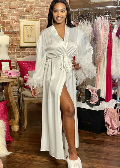 Feel luxurious in our Satin Robe with Feather Cuffs.  Perfect for our glamorous brides, or anyone feeling their best diva self!  This one size for all robe fits a wide variety of sizes with its long sleeves, ankle length and satin tie belt. Great for   creating those perfect photo shots!!