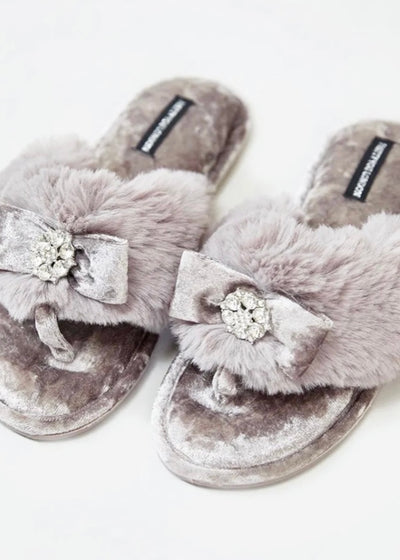 Be a Diva in our Pewter Rhinestone Toe Post Slippers! The Pretty Bow and Rhinestone Bling give these slippers that glamorous touch!  The crushed velvet padded footbed and fluffy faux fur band give irresistible comfort. Free your pedicure in style!
