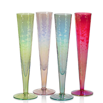 The Colored Hammered Champagne Flute is one of the festive and most fun ways to serve champagne are these champagne glasses. These unique champagne flutes are an updated version of the classic flute, emphasizing the contrast between its sleek, subtly-tapered silhouette and its striking chic color. A marvel of simplicity and engineering, its slender and elegant design maximizes the formation of bubbles in champagne and sparkling wines.